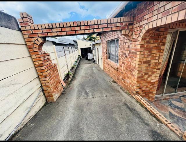 4 BEDROOM HOUSE FOR SALE IN NEWLANDS WEST